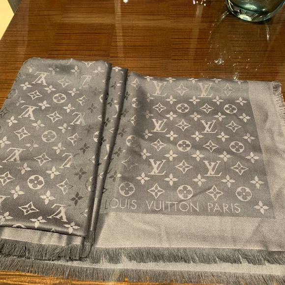 Louis Vuitton Shine Monogram Shawl - Picture 12 of 12
